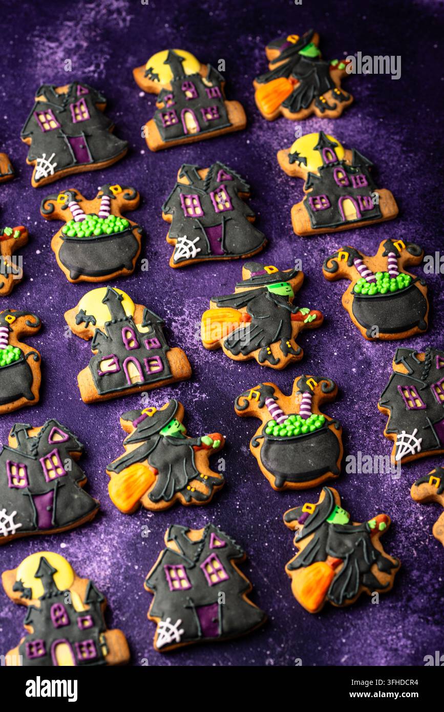 Biscotti di Halloween spaventosi a forma di strega, calderone e inquietante magione infestata Foto Stock