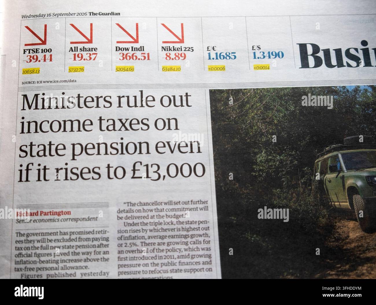 “I ministri escludono le tasse sul reddito sulla pensione statale anche se sale a £13.000” Titolo dell’articolo del giornale Guardian sul bilancio fiscale 16 settembre 2026 UK Foto Stock