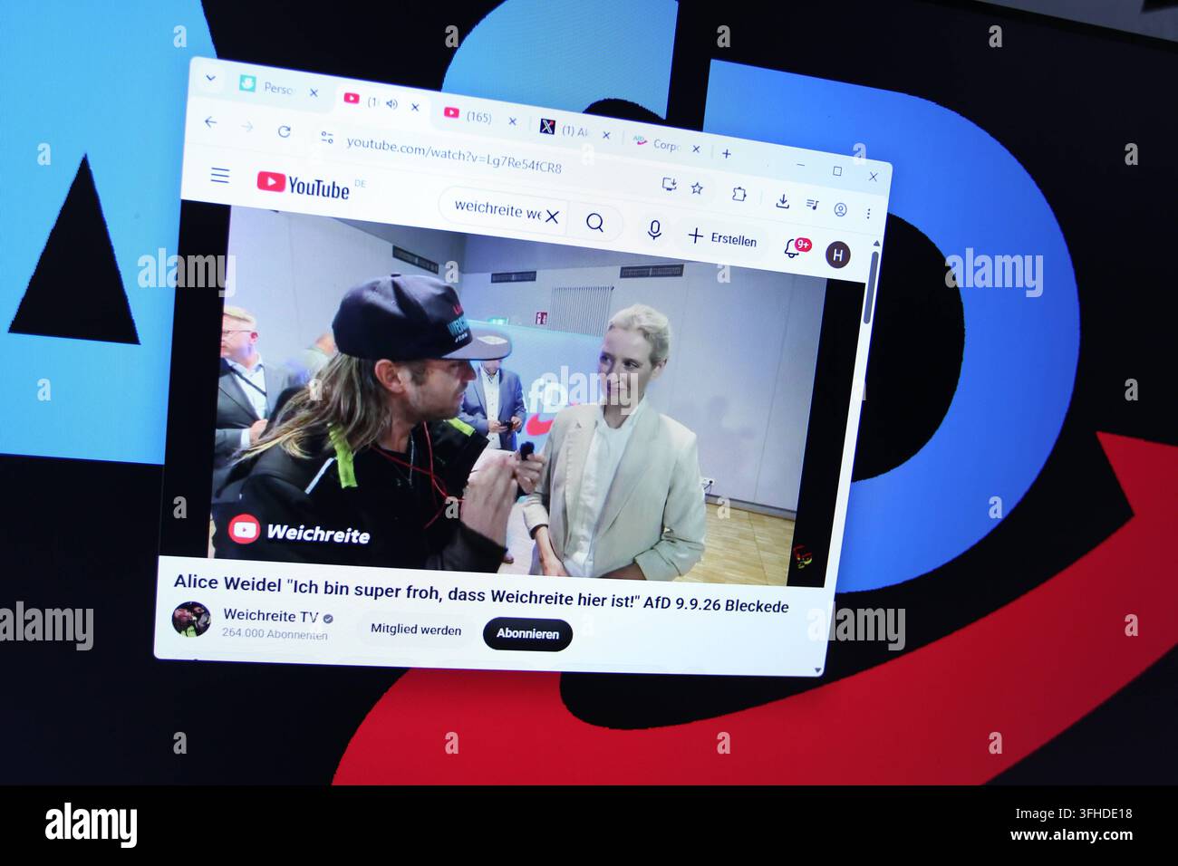 Su un laptop è stato aperto il canale YouTube Weichreite TV di Sebastian Weber, membro del partito Alternativa per la Germania, che conduce un'intervista con la vicecapo del partito Alice Weidel. Dietro il browser ridotto a icona, come sfondo del desktop è visibile il logo del partito Alternativa per la Germania. Immagine simbolica/Foto simbolica. Ohlsdorf Amburgo *** Su un laptop era aperto il canale YouTube Weichreite TV di Sebastian Weber, membro del partito Alternativa per la Germania, che mostra un'intervista con la vicecapo del partito Alice Weidel. Dietro la finestra del browser minimizzata, il logo del partito Alternativa per la Germania è visibile come sfondo del desktop. Immagine simbolica/Foto simbolica. Ohlsdorf Amburgo Foto Stock