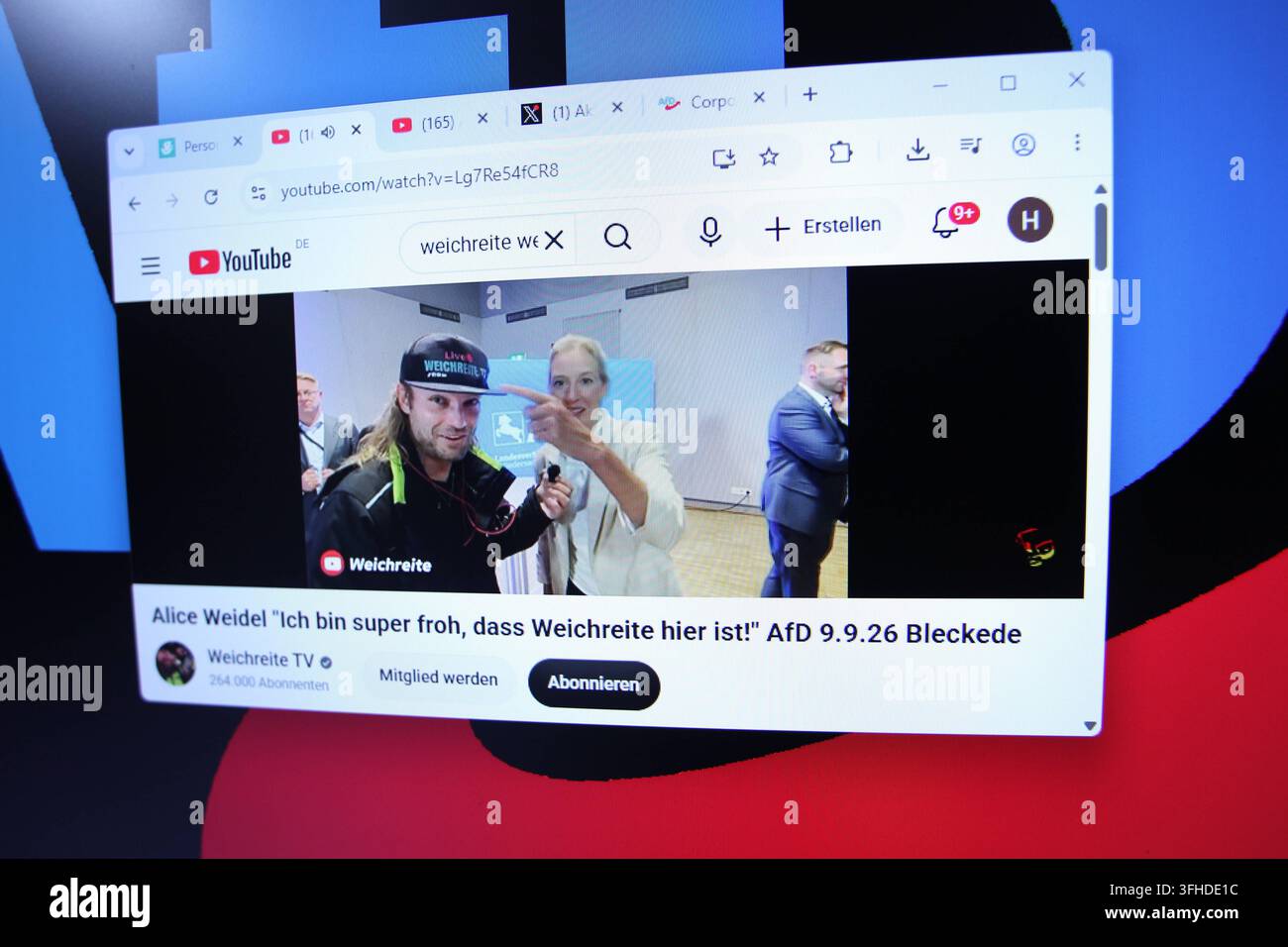 Su un laptop è stato aperto il canale YouTube Weichreite TV di Sebastian Weber, membro del partito Alternativa per la Germania, che conduce un'intervista con la vicecapo del partito Alice Weidel. Dietro il browser ridotto a icona, come sfondo del desktop è visibile il logo del partito Alternativa per la Germania. Immagine simbolica/Foto simbolica. Ohlsdorf Amburgo *** Su un laptop era aperto il canale YouTube Weichreite TV di Sebastian Weber, membro del partito Alternativa per la Germania, che mostra un'intervista con la vicecapo del partito Alice Weidel. Dietro la finestra del browser minimizzata, il logo del partito Alternativa per la Germania è visibile come sfondo del desktop. Immagine simbolica/Foto simbolica. Ohlsdorf Amburgo Foto Stock