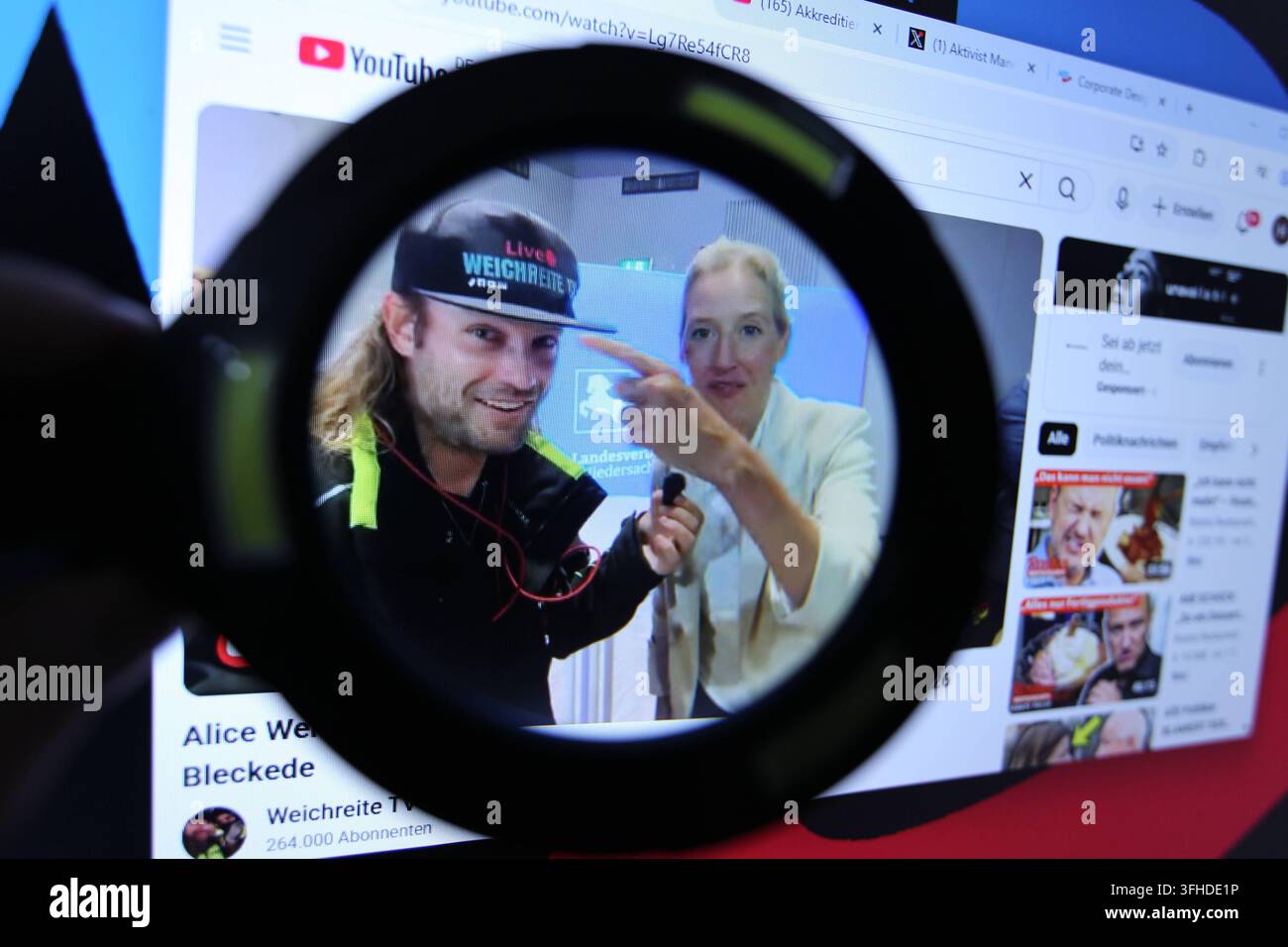 Su un laptop è stato aperto il canale YouTube Weichreite TV di Sebastian Weber, membro del partito Alternativa per la Germania, che conduce un'intervista con la vicecapo del partito Alice Weidel. Dietro il browser ridotto a icona, come sfondo del desktop è visibile il logo del partito Alternativa per la Germania. Immagine simbolica/Foto simbolica. Ohlsdorf Amburgo *** Su un laptop era aperto il canale YouTube Weichreite TV di Sebastian Weber, membro del partito Alternativa per la Germania, che mostra un'intervista con la vicecapo del partito Alice Weidel. Dietro la finestra del browser minimizzata, il logo del partito Alternativa per la Germania è visibile come sfondo del desktop. Immagine simbolica/Foto simbolica. Ohlsdorf Amburgo Foto Stock