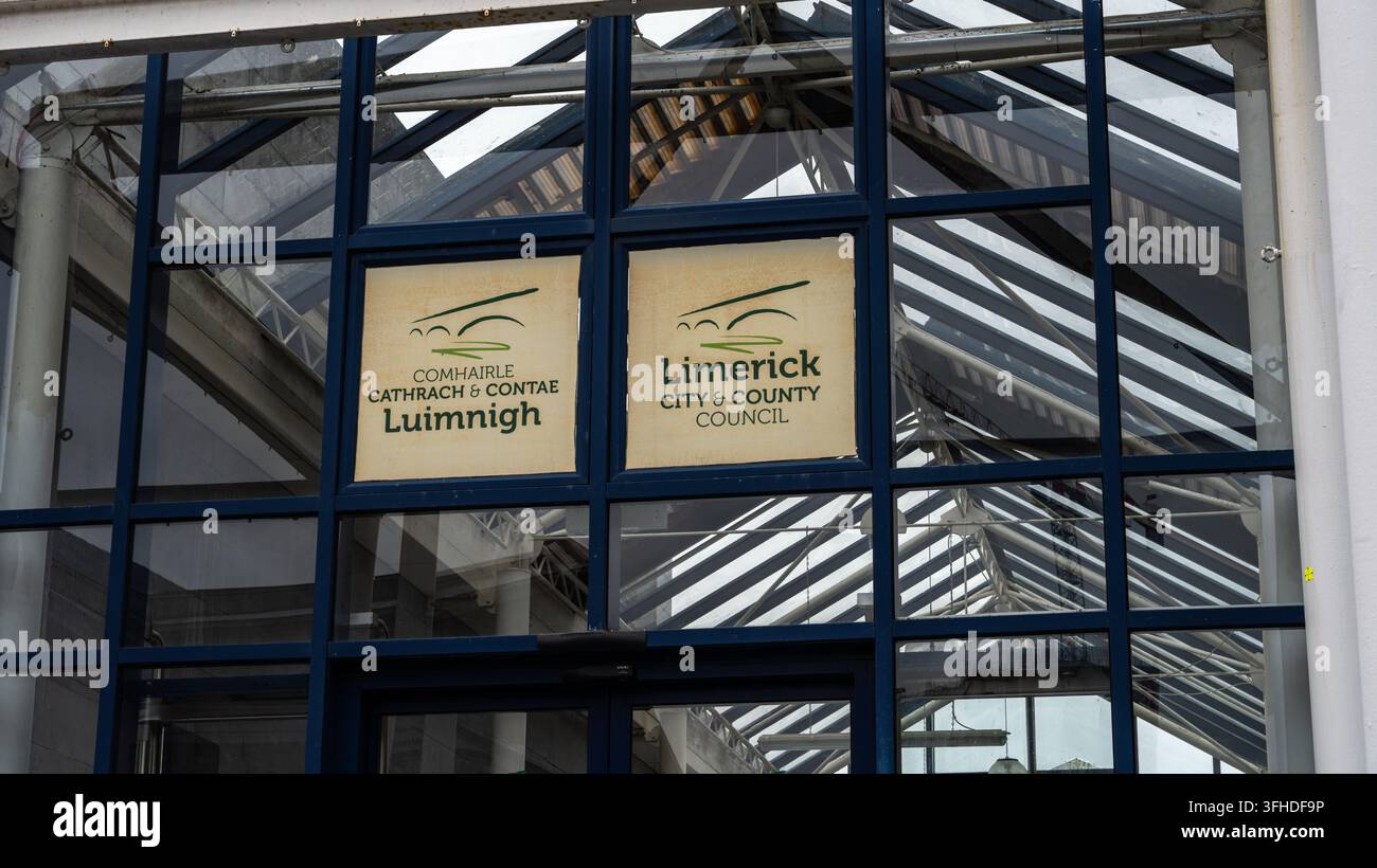Limerick, Irlanda, 2 settembre 2026: Uffici del Limerick City and County Council Merchants Quay nella città di Limerick. Segnaletica all'ingresso di Foto Stock