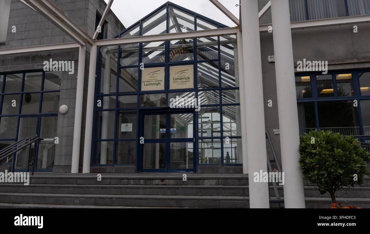 Limerick, Irlanda, 2 settembre 2026: Uffici del Limerick City and County Council Merchants Quay nella città di Limerick. Segnaletica all’ingresso Foto Stock