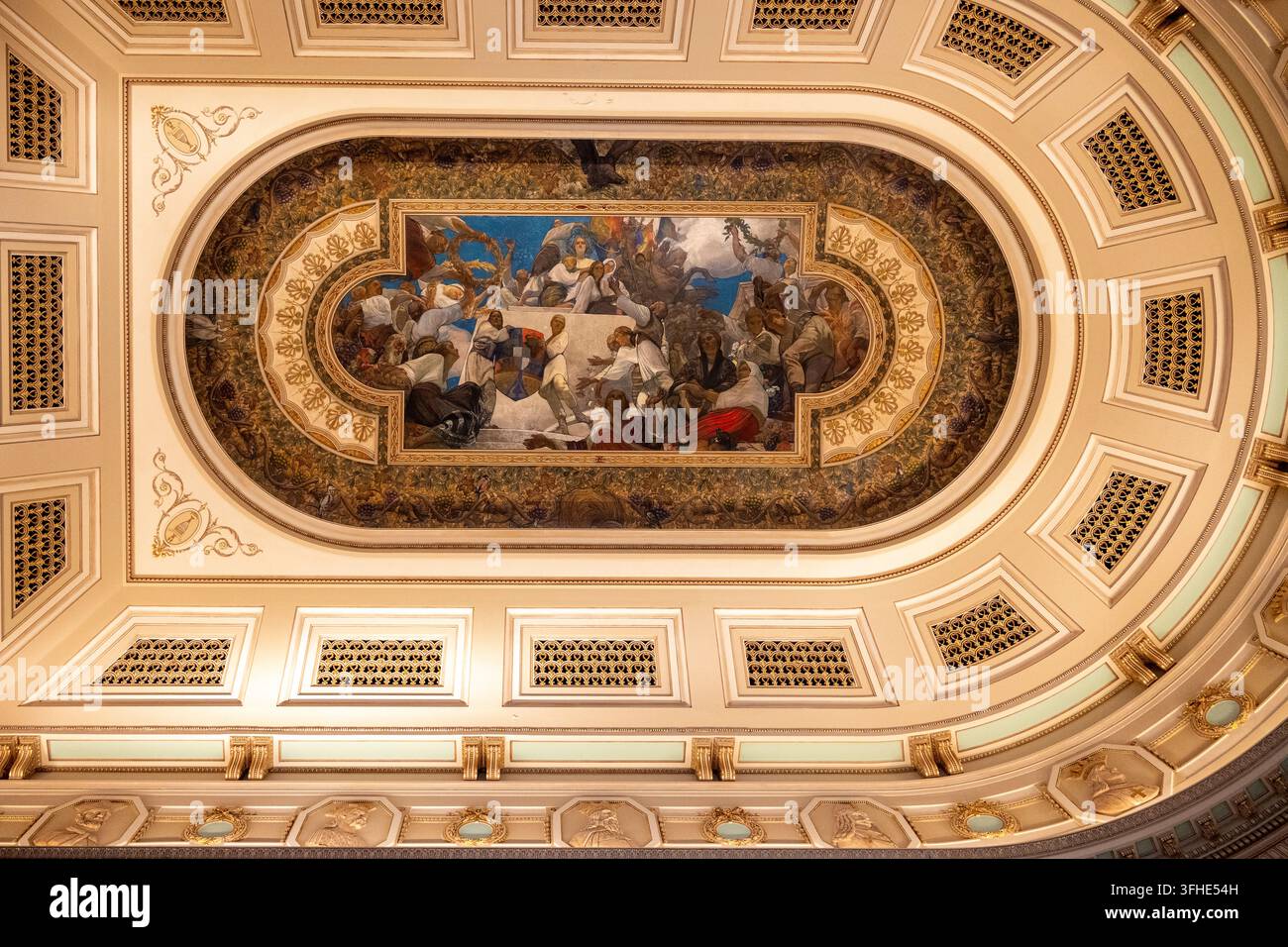 Bucarest, Romania - 6 nov 25: Affresco dipinto sul soffitto con dettagli dorati ornati e pannelli architettonici all'interno del Museo Nazionale d'Arte di Bucarest Foto Stock