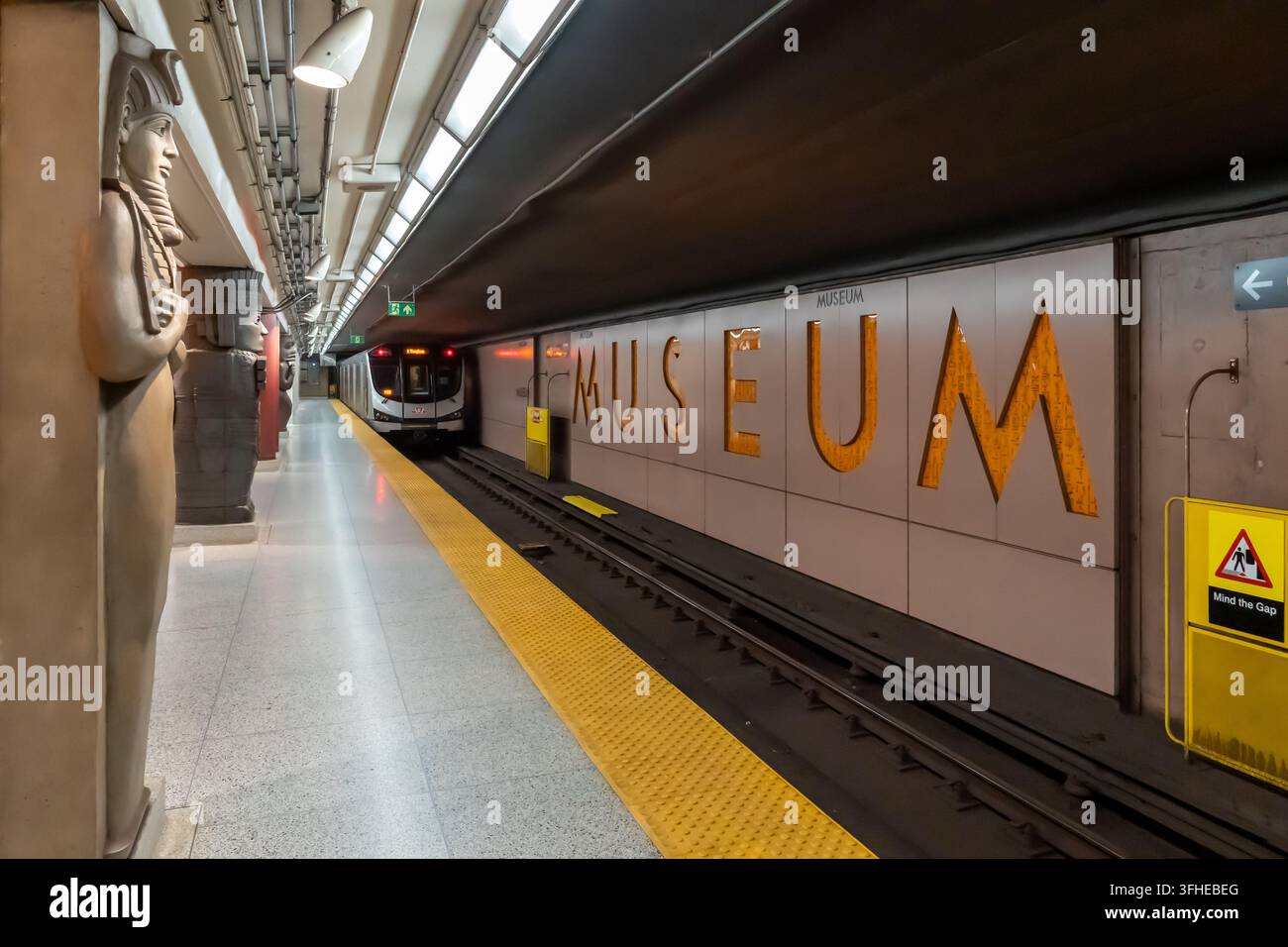 Stazione Museum, una fermata della metropolitana sotterranea sulla linea uno del TTC a Toronto, Ontario, Canada. Foto Stock