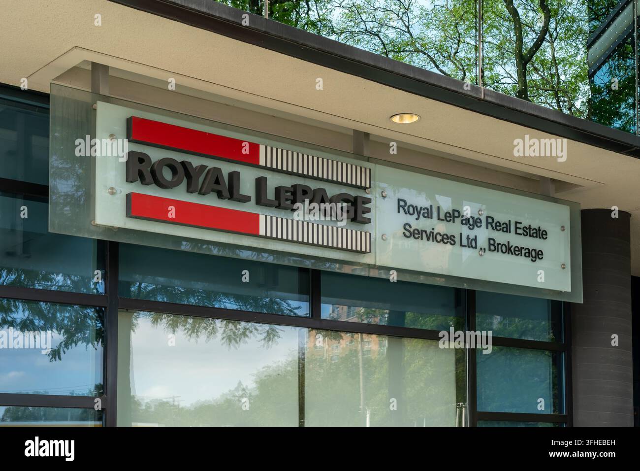 Toronto, Ontario, Canada – 16 settembre 2026: Un’insegna esterna sull’edificio della filiale di Royal LePage Real Estate Services a Toronto, Ontario Foto Stock