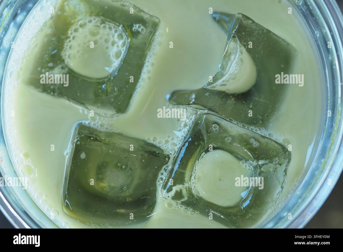 Un gelato al matcha con cubetti di ghiaccio in primo piano Foto Stock