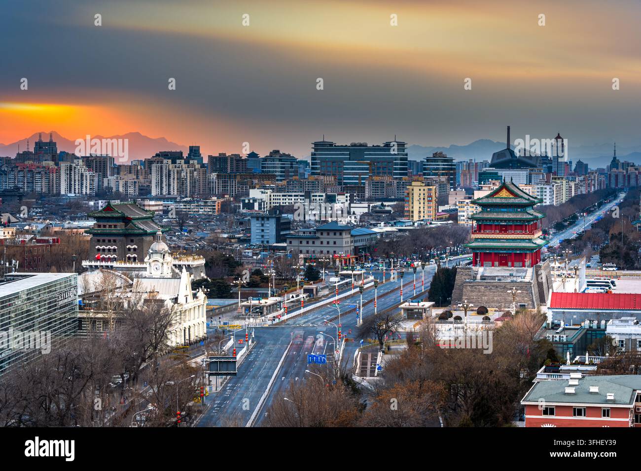 Paesaggio urbano di Pechino, la torre freccia di Zhengyangmen al tramonto, montagne lontane che mescolano architettura antica e moderna Foto Stock