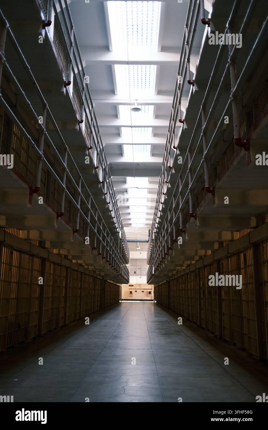Corridoio vuoto del blocco cellulare all'interno del penitenziario di Alcatraz. Corridoio simmetrico tra i piani di celle nella storica prigione. Foto Stock