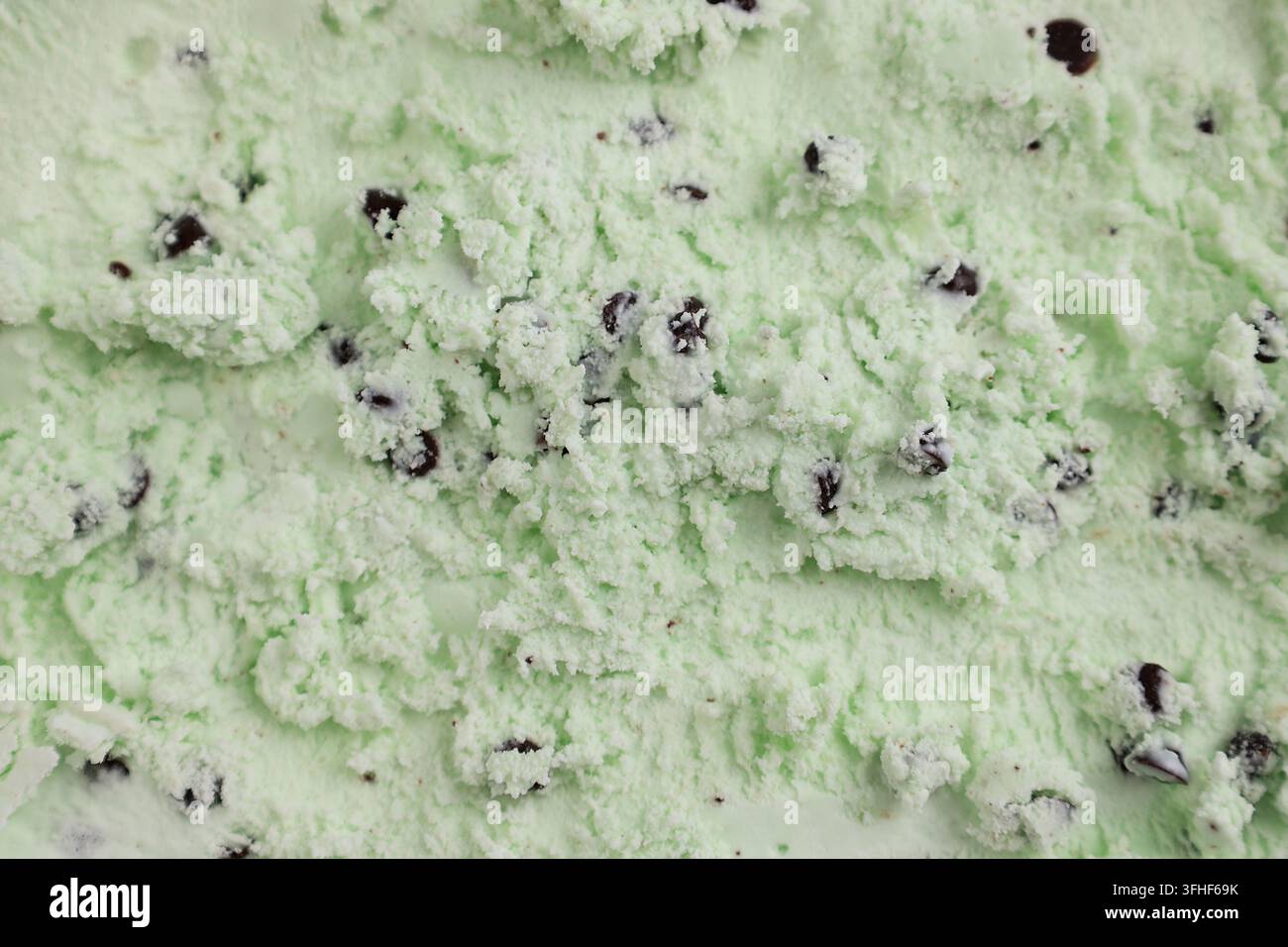 Gelato alla menta e cioccolato con trama, cornice intera, sfondo alimentare Foto Stock