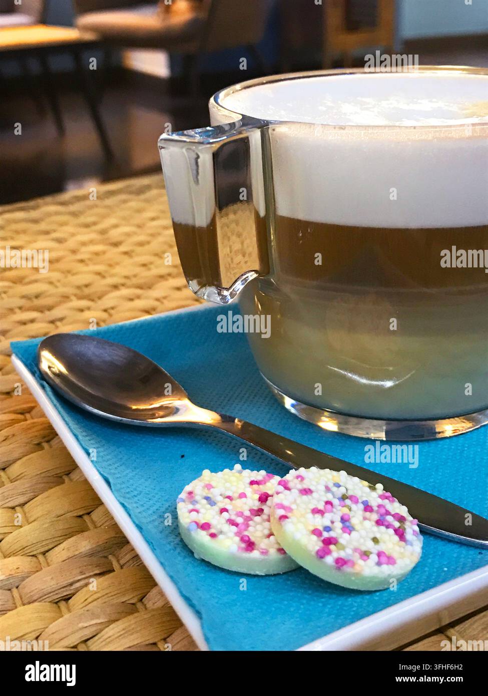 Tazza di caffè con biscotti. Vista ravvicinata. Foto Stock