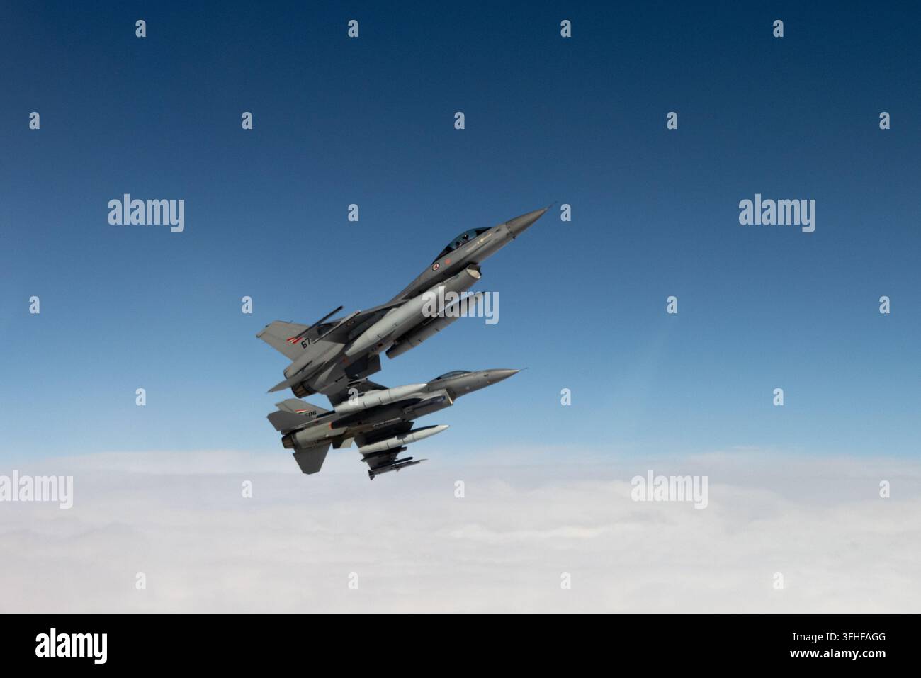 Due aerei da combattimento F-16 che eseguono manovre tattiche in un cielo sereno Foto Stock