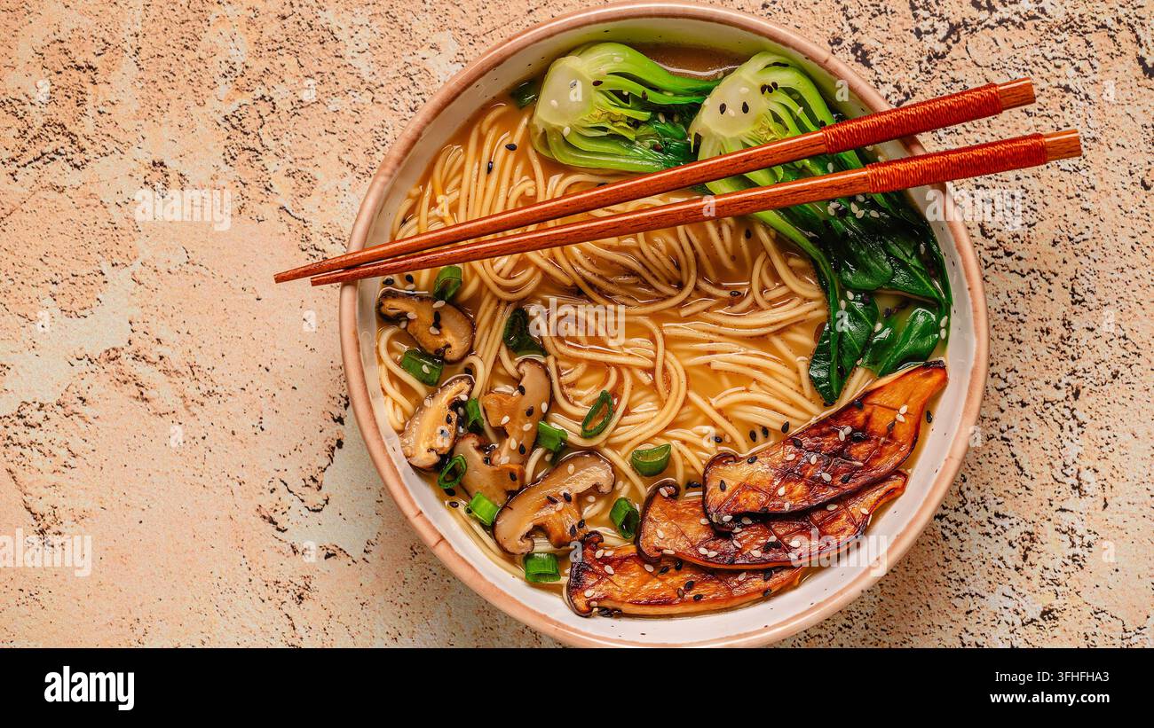 Zuppa di noodles ramen miso vegana con funghi eryngii e shiitake, cavolo pak choi Foto Stock