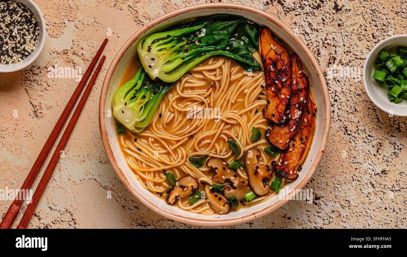 Zuppa di noodles ramen miso vegana con funghi eryngii e shiitake, cavolo pak choi Foto Stock