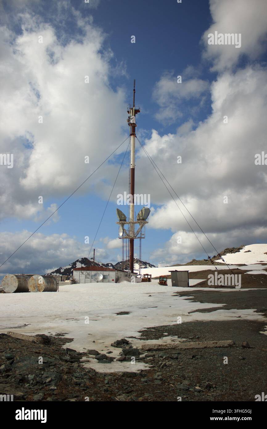Stazione di ripetizione telecomunicazioni di Aktash nelle montagne dell'Altai, Russia Foto Stock