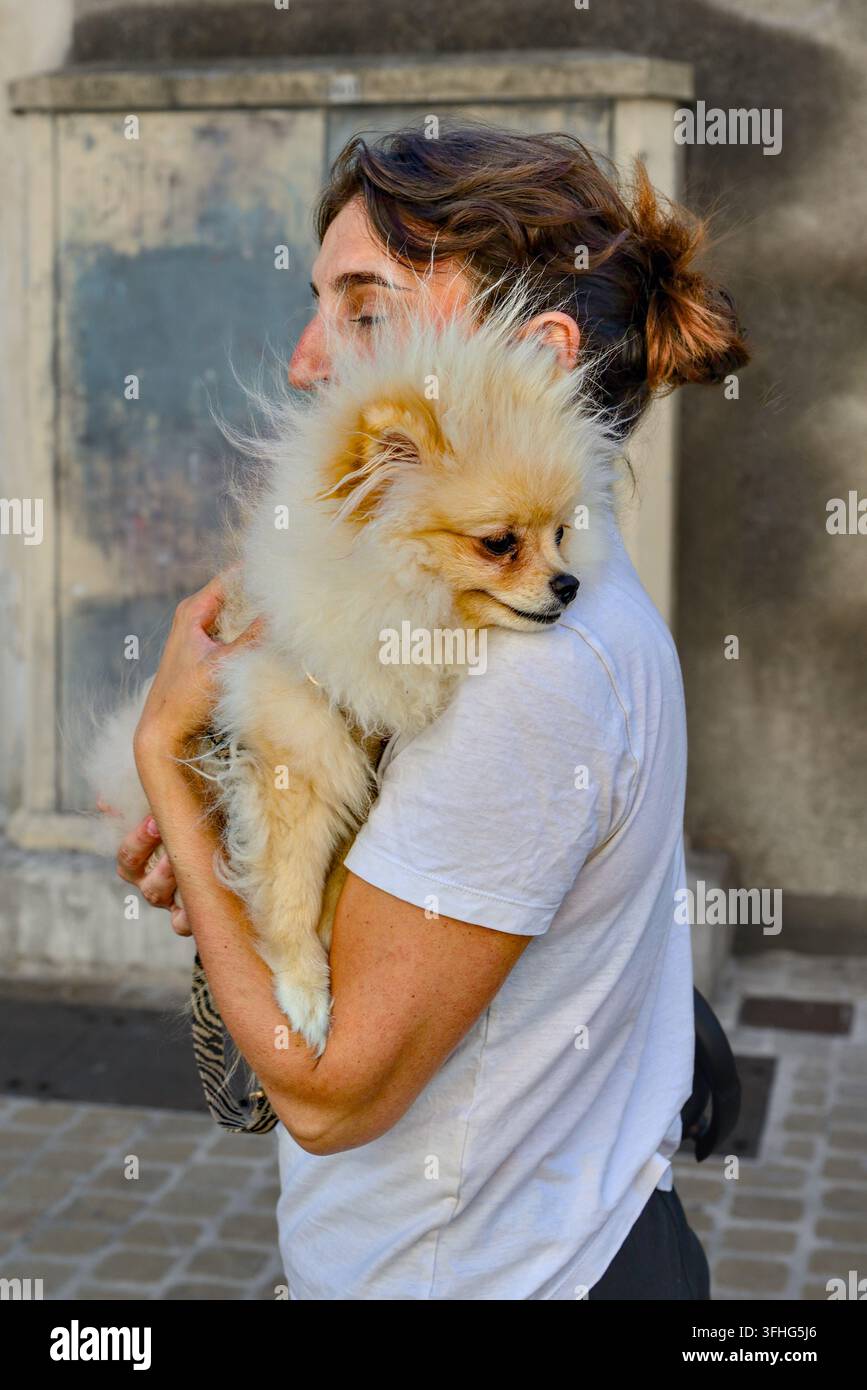 Giovane donna che porta il suo cane Pomerania – Tours, Indre-et-Loire (37), Francia. Foto Stock