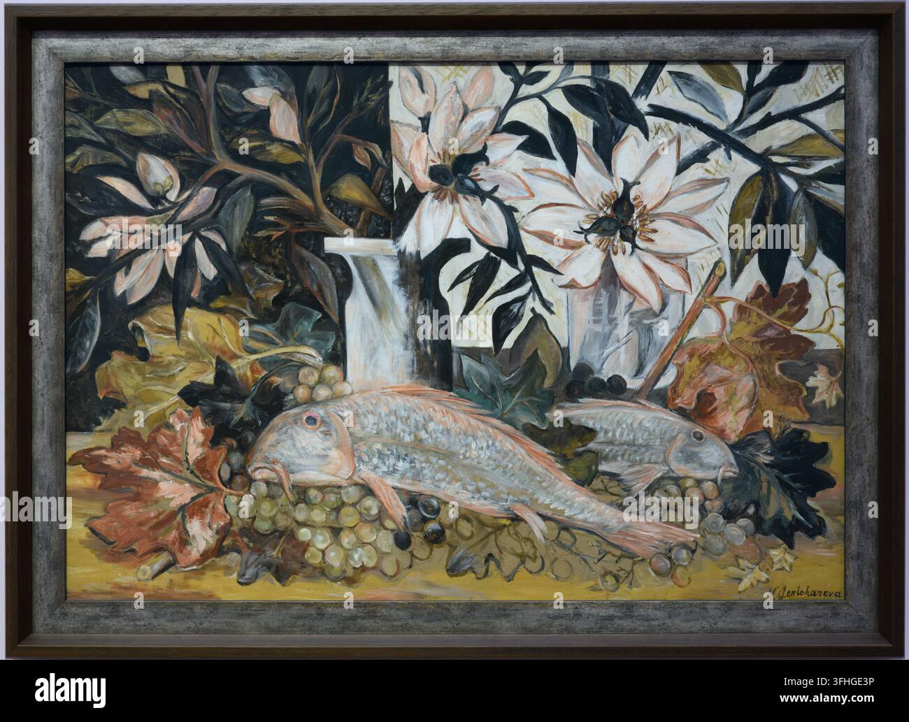 Creata dall'artista avanguardista russa pioniera Natalia Goncharova durante il suo periodo parigino maturo, questa squisita natura morta cattura l'arte Foto Stock
