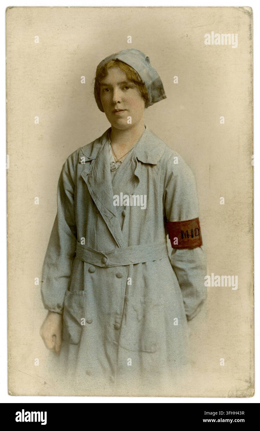 WWI, fotografia tintata dell'era WWi di un'infermiera britannica, ostetrica, in uniforme con bracciale, infermiere ostetriche degli anni 1900, assistenza sanitaria degli anni 1900. Circa 1914-1918, Regno Unito Foto Stock