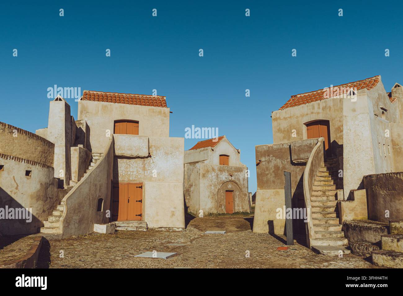 Caserma storica e strutture in pietra all'interno della Forte da Graça, Elvas, Portogallo. Foto Stock