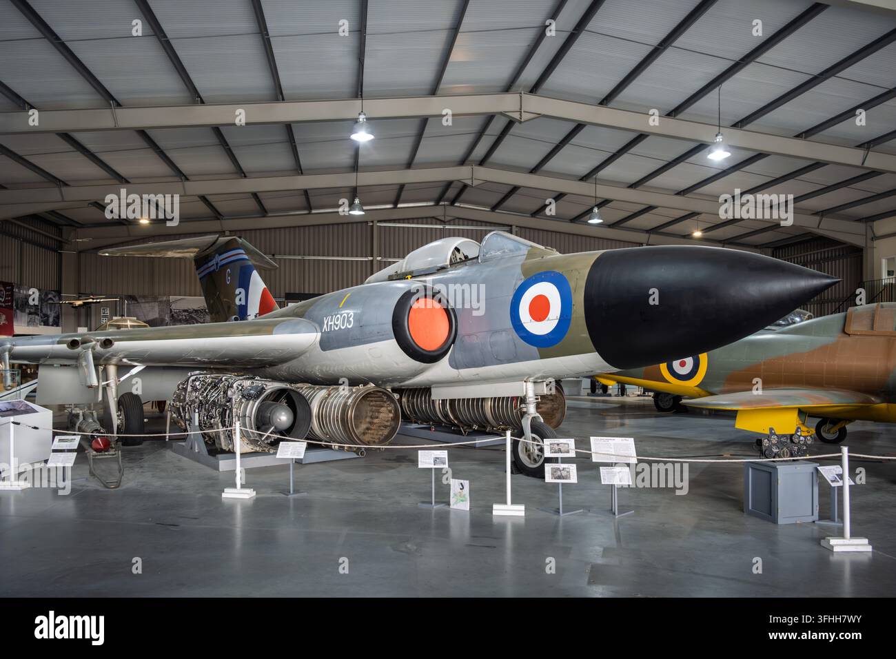 Un caccia aereo a delta Gloster Javelin FAW9 della Guerra fredda, matricola XH903, esposto all'interno dell’hangar del Jet Age Museum a Gloucester, Regno Unito Foto Stock