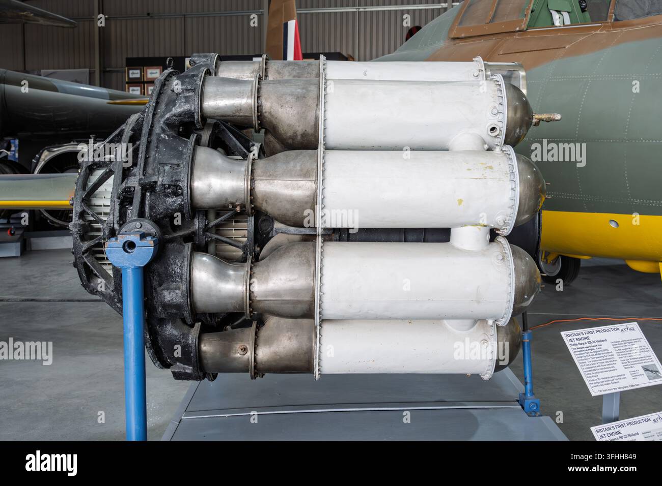Vista dettagliata del primo motore turbojet di serie britannico, il Rolls-Royce Welland W.2B/23, esposto al Jet Age Museum di Gloucester, Regno Unito Foto Stock