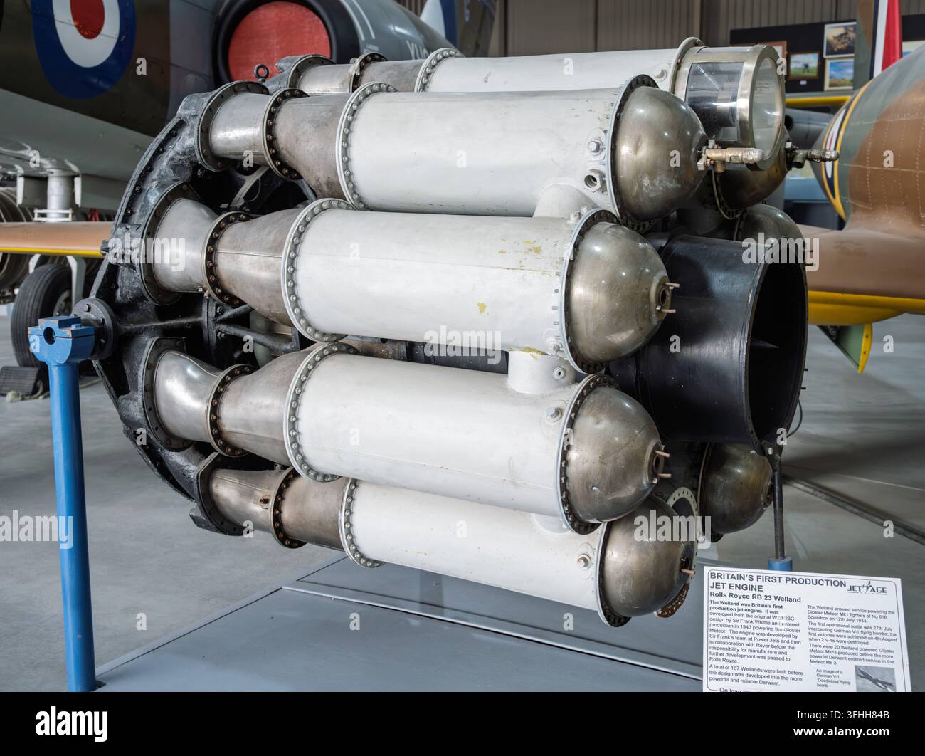 Vista dettagliata del primo motore turbojet di serie britannico, il Rolls-Royce Welland W.2B/23, esposto al Jet Age Museum di Gloucester, Regno Unito Foto Stock