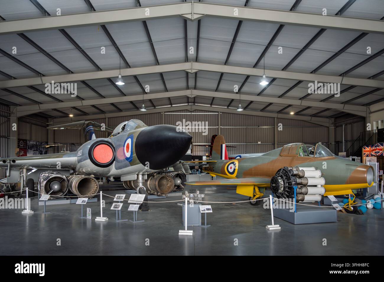 Caccia a getto Gloster Javelin FAW9 conservato e una replica del Gloster E.28/39 Pioneer all’interno dell’hangar espositivo del Jet Age Museum, Regno Unito Foto Stock