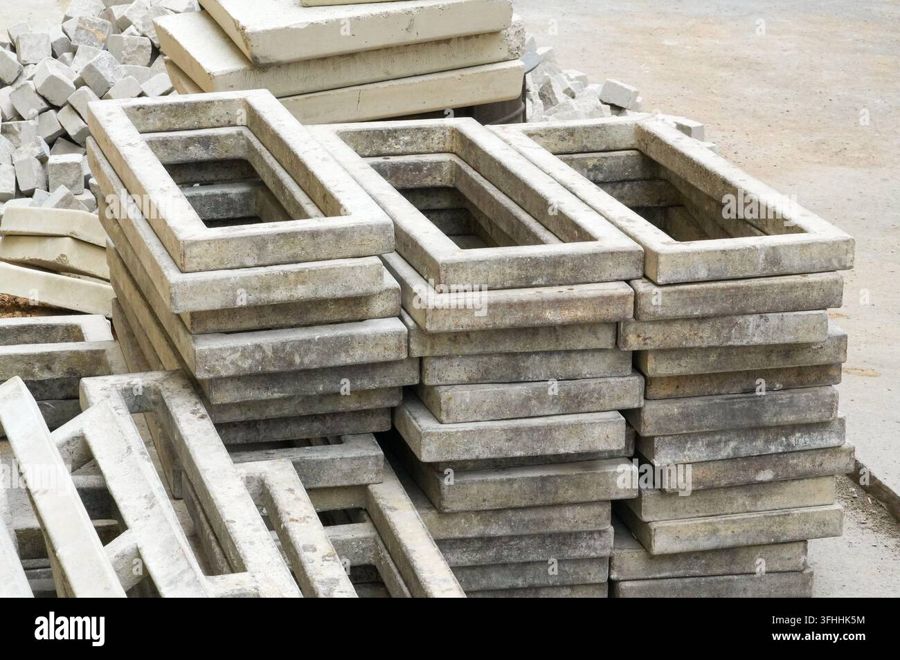 Pila di blocchi di cemento in un cantiere edile, primo piano della foto. Foto Stock