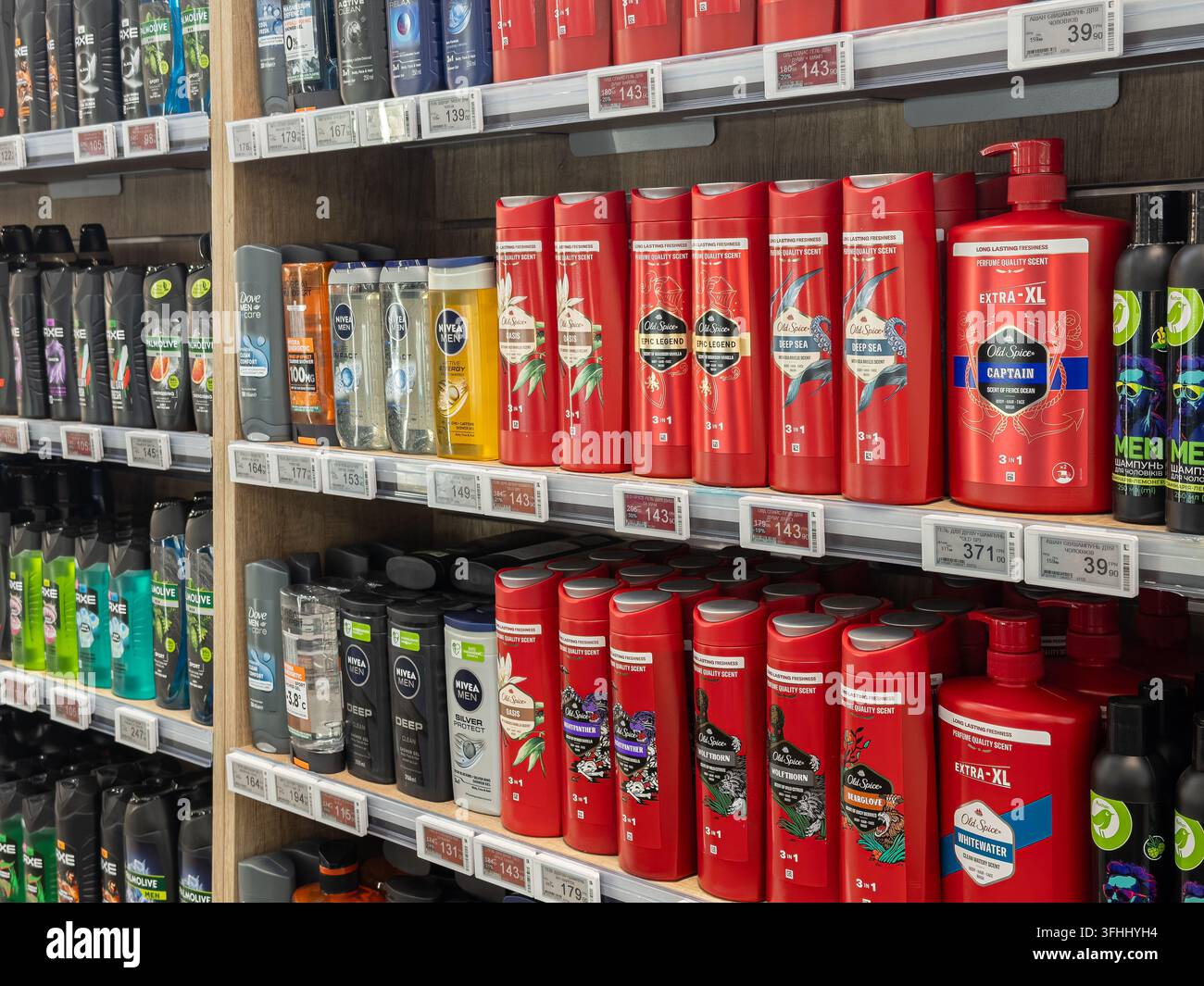 Kyiv, Ucraina - 13 marzo 2026: Prodotti da bagno Old Spice esposti su uno scaffale del negozio insieme a vari articoli per l'igiene per rappresentare le scelte di acquisto quotidiane Foto Stock
