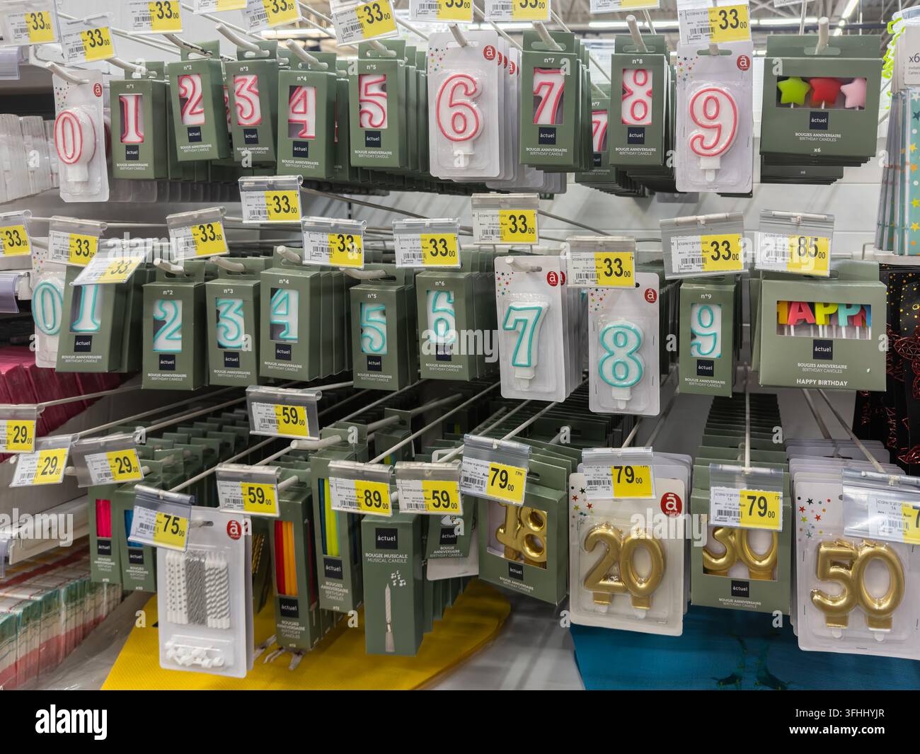 Kyiv, Ucraina – 13 marzo 2026: File di candele numeriche per compleanni disposte su scaffali di supermercati forniscono forniture festive per celebrazioni mentre presentano Foto Stock