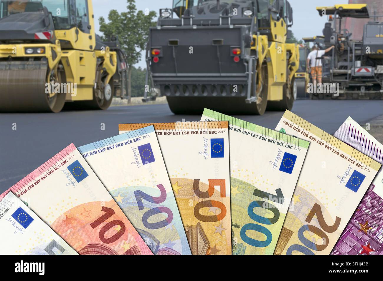 Banconote in euro davanti a un cantiere stradale – fondi per le infrastrutture di trasporto Foto Stock