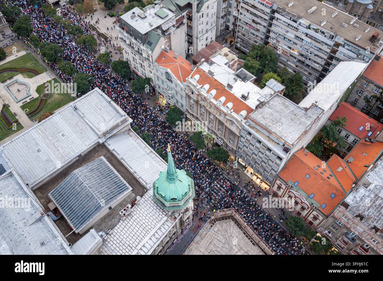 Belgrado, Serbia – 14 settembre 2026: Vista aerea di una grande folla radunata mentre gli studenti presentano la loro lista elettorale per le elezioni parlamentari straordinarie Foto Stock