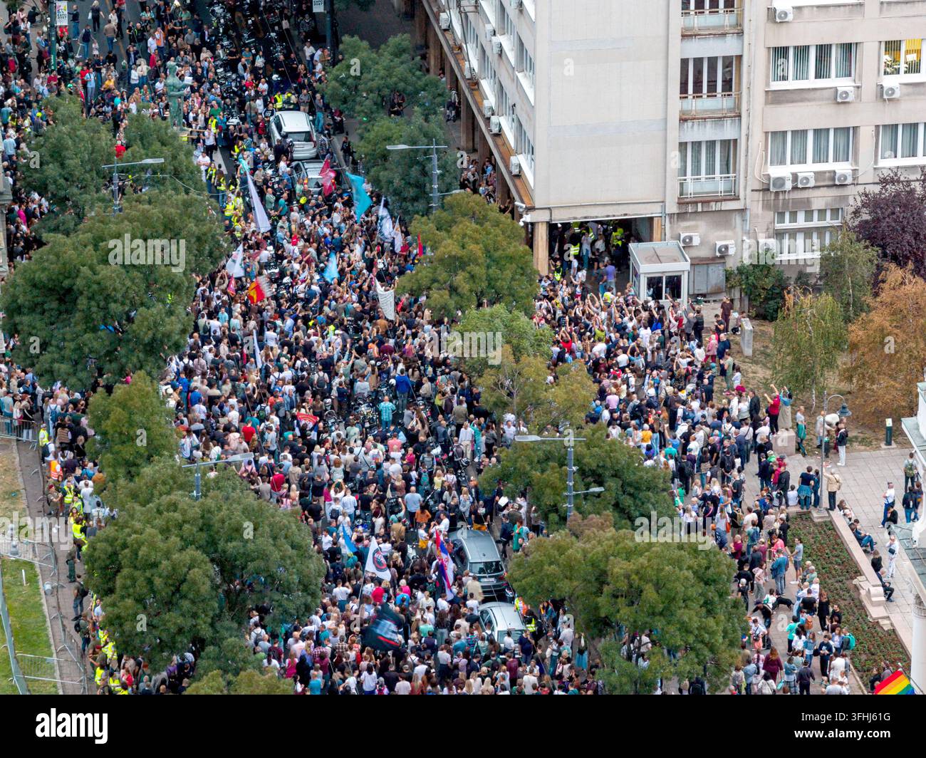 Belgrado, Serbia – 14 settembre 2026: Vista aerea di una grande folla radunata mentre gli studenti presentano la loro lista elettorale per le elezioni parlamentari straordinarie Foto Stock