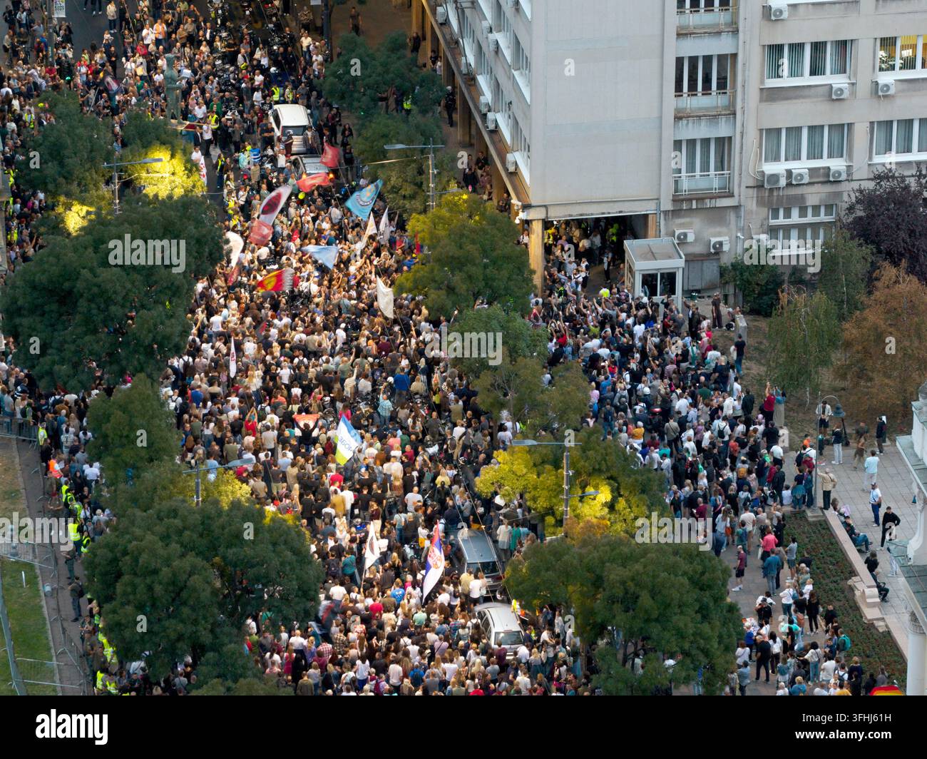 Belgrado, Serbia – 14 settembre 2026: Vista aerea di una grande folla radunata mentre gli studenti presentano la loro lista elettorale per le elezioni parlamentari straordinarie Foto Stock