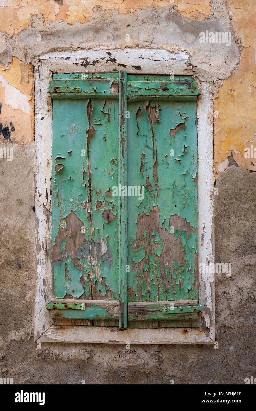 Serrande di legno verde patinato con vernice scrostata Foto Stock