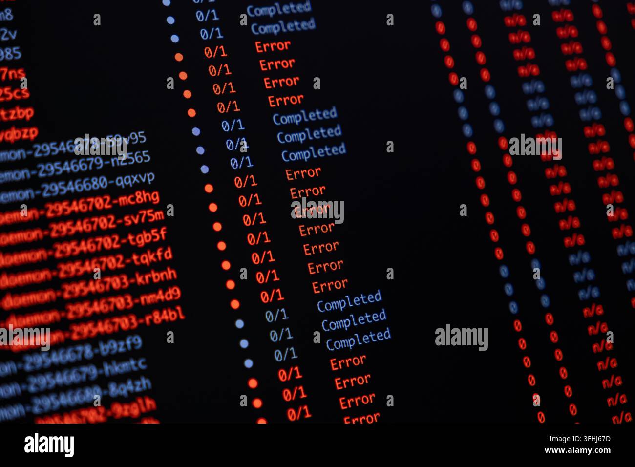 Interfaccia digitale che visualizza un elenco di operazioni software con più notifiche di errore e indicatori di stato completati su un monitor nero per te Foto Stock