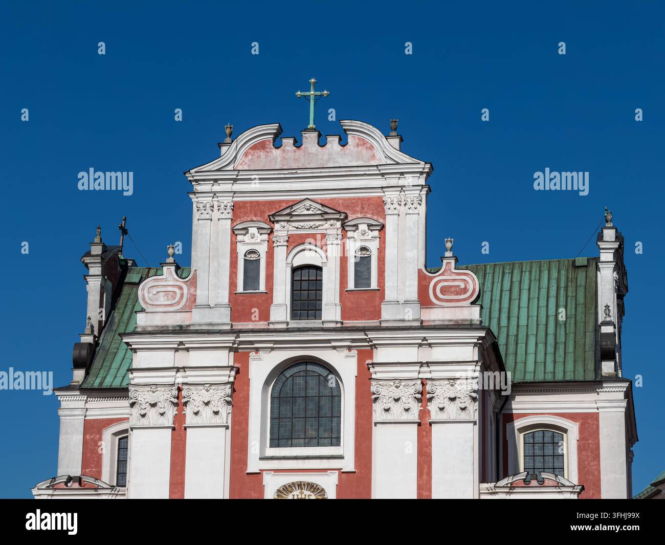 Pozna, Polonia – 28 febbraio 2026: Il dettaglio architettonico intricato dell'esterno di un tempio storico riflette lo stile religioso tradizionale europeo a Foto Stock
