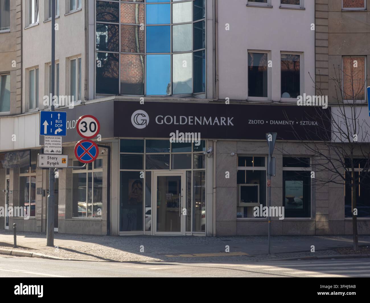 Pozna, Polonia – 28 febbraio 2026: L'istituto di vendita al dettaglio Goldenmark mostra cartelli professionali sopra le porte d'ingresso moderne in vetro che rappresentano Financia Foto Stock