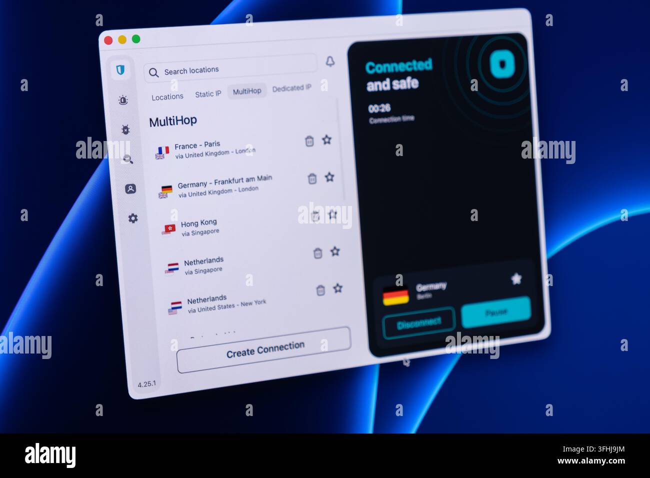 Pozna, Polonia - 23 febbraio 2026: L'interfaccia del software vpn mostra uno stato di connessione Internet sicuro, fornendo agli utenti una navigazione criptata e Foto Stock