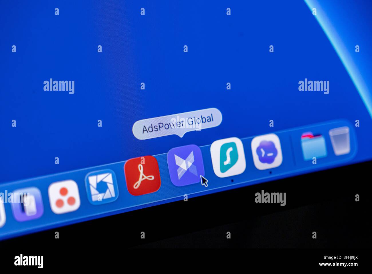 Pozna, Polonia – 23 febbraio 2026: Collegamento rapido del software AdsPower Global visualizzato su un dock di sistema per la navigazione, che offre una gestione sicura dei conti digitali Foto Stock