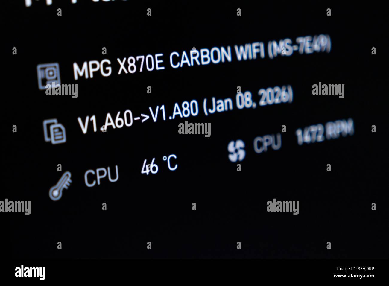 Il dashboard di monitoraggio del sistema che mostra i dati termici del processore e la velocità della ventola di raffreddamento, illustrando i controlli essenziali di manutenzione e integrità dell'hardware Foto Stock