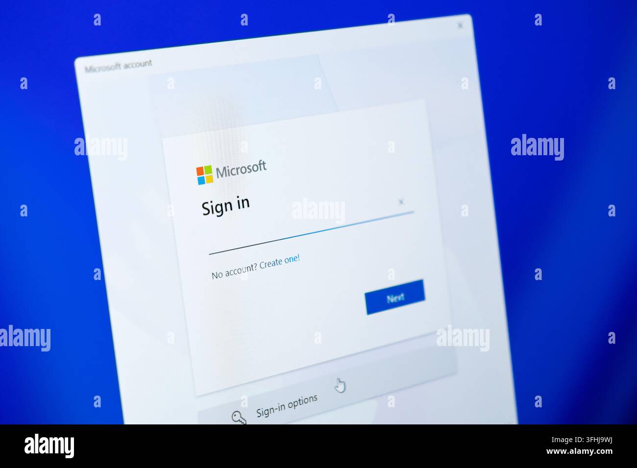 Pozna, Polonia – 15 febbraio 2026: La finestra di accesso all’account Microsoft appare su un display per facilitare l’accesso sicuro ai servizi web tramite un’identità digitale Foto Stock