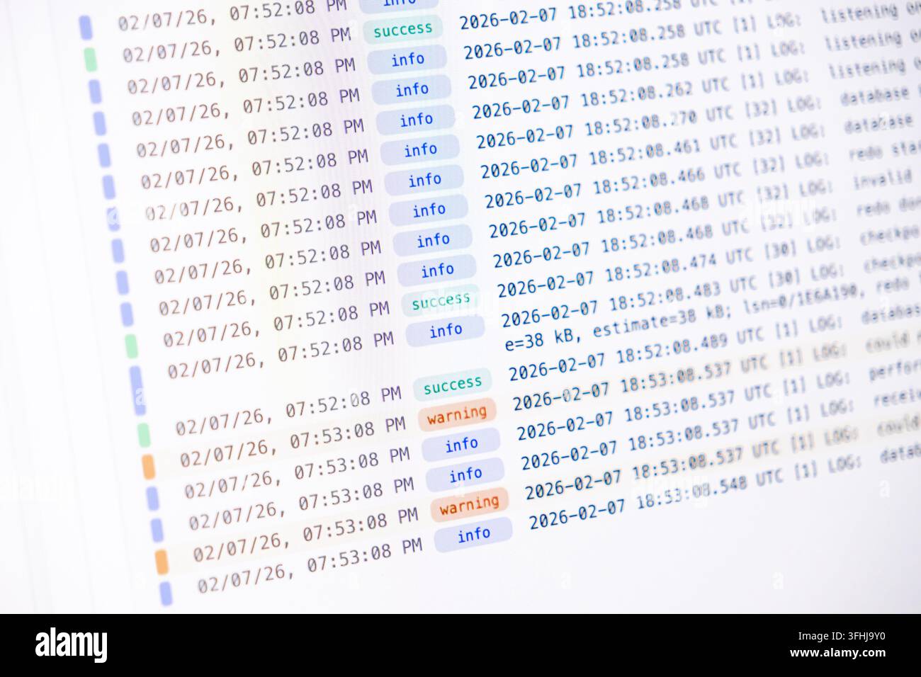 Dashboard di monitoraggio del sistema che mostra voci di registro del server cronologiche con indicatori di stato, illustrando la diagnostica tecnica e l'analisi della cybersecurity Foto Stock