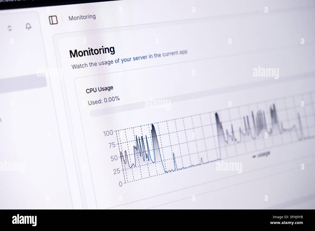 Un'interfaccia di monitoraggio digitale rivela un grafico sull'utilizzo dei server per i professionisti IT per ottimizzare i sistemi di cloud computing e risolvere problemi di applicazione Foto Stock