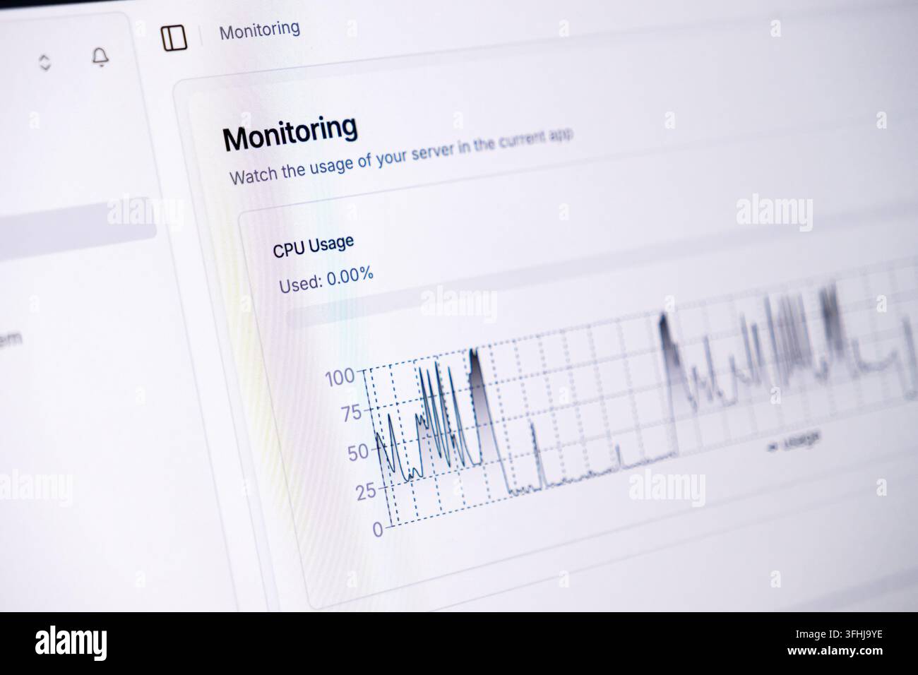 L'interfaccia amministrativa traccia il carico del sistema e l'attività della CPU su uno schermo del computer, offrendo una chiara visualizzazione dei dati per la stabilità dell'hosting web e Foto Stock