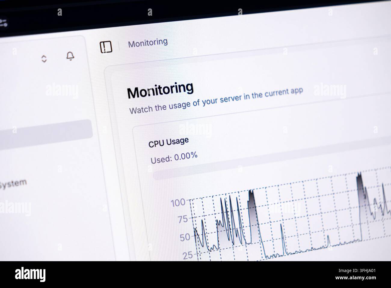 Il dashboard di monitoraggio del software mostra dati di prestazioni del server in tempo reale attraverso un grafico grafico su un monitor, riflettendo informazioni professionali Foto Stock