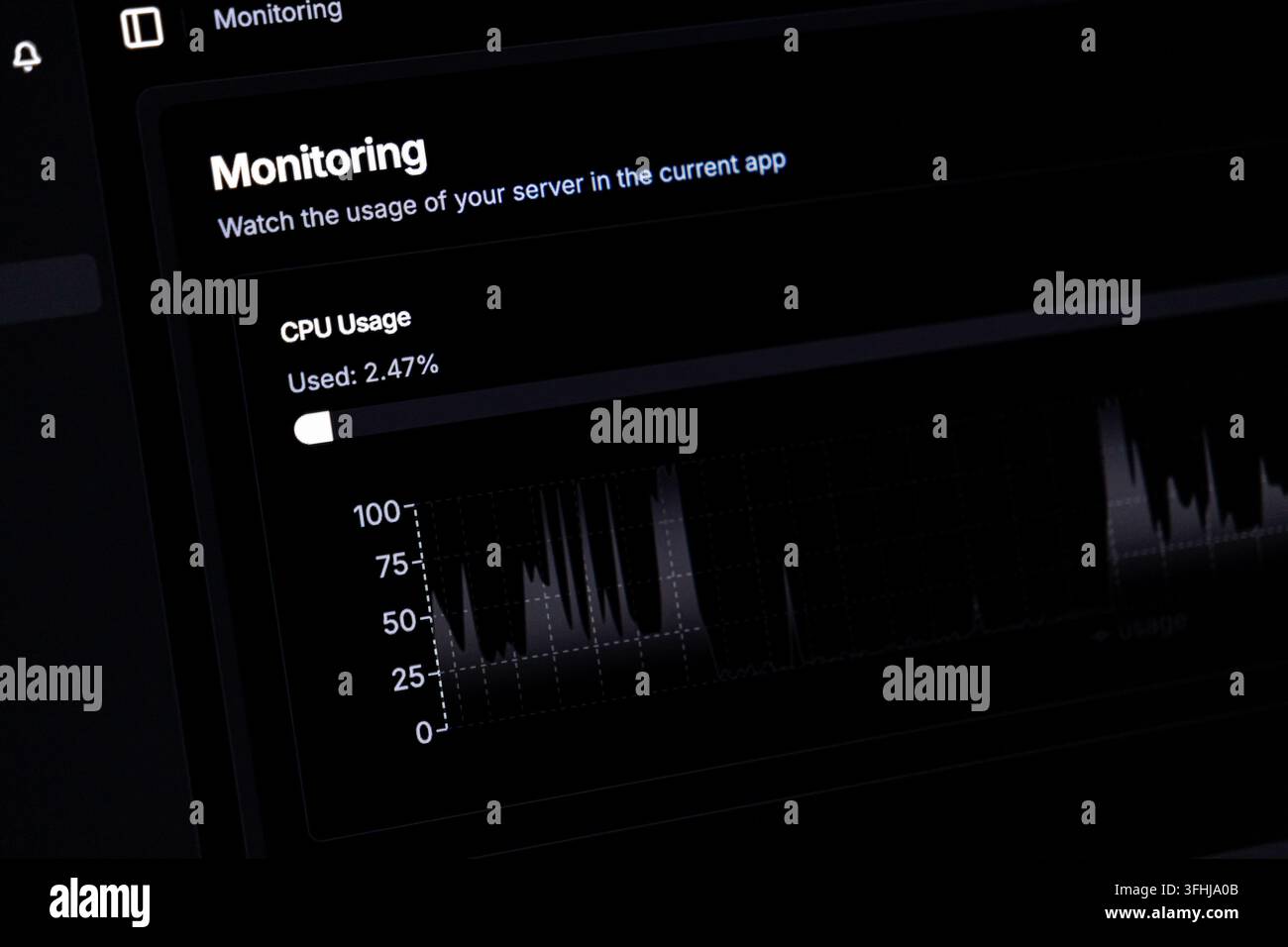 L'interfaccia di monitoraggio del sistema visualizza grafici in tempo reale del carico della CPU per i server cloud, illustrando la supervisione tecnica del software e le prestazioni digitali Foto Stock