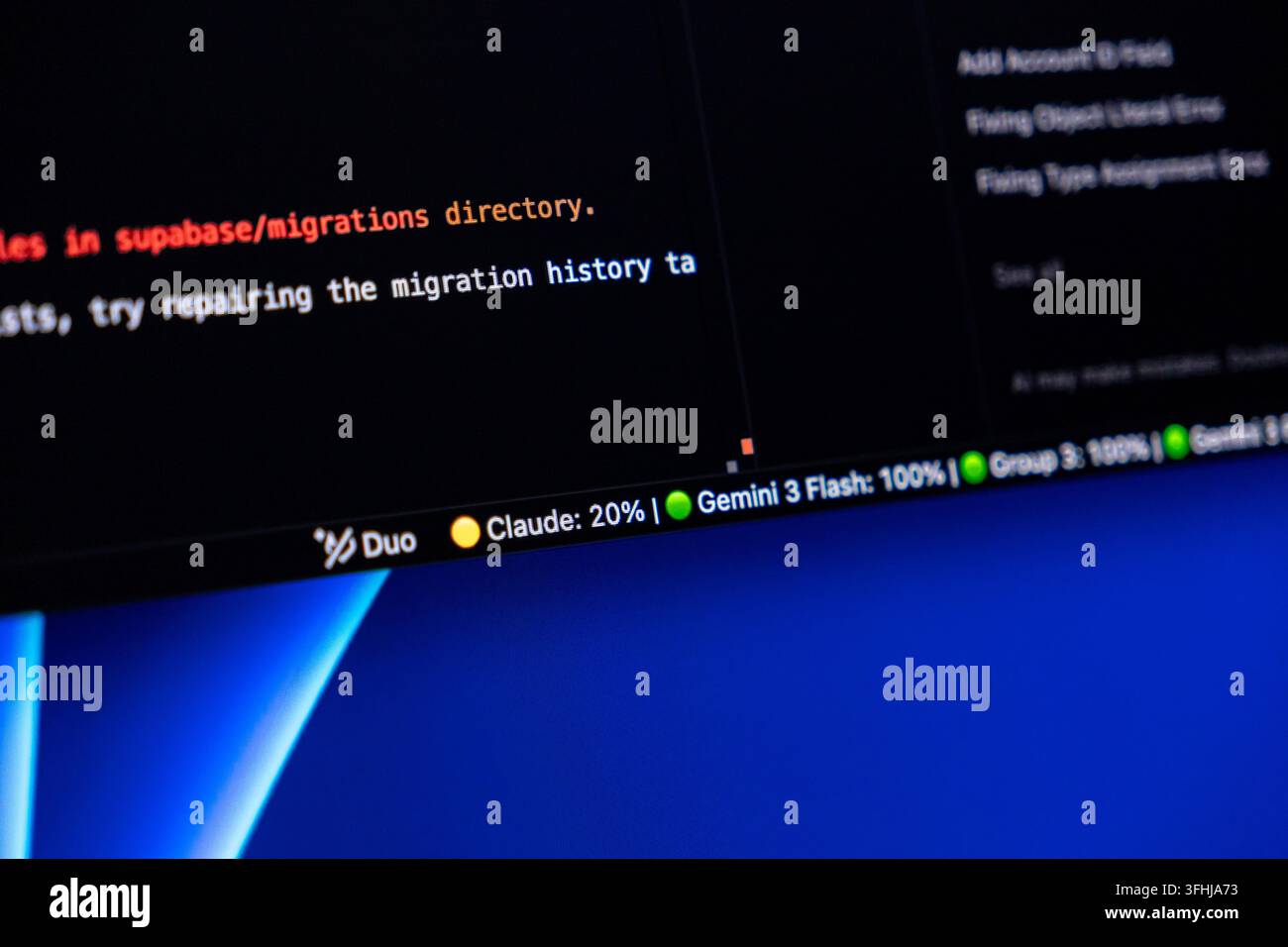 Pozna, Polonia - 9 febbraio 2026: schermo del programmatore che mostra le statistiche di utilizzo di un modello di intelligenza artificiale con testo luminoso su sfondo scuro, riflette Foto Stock