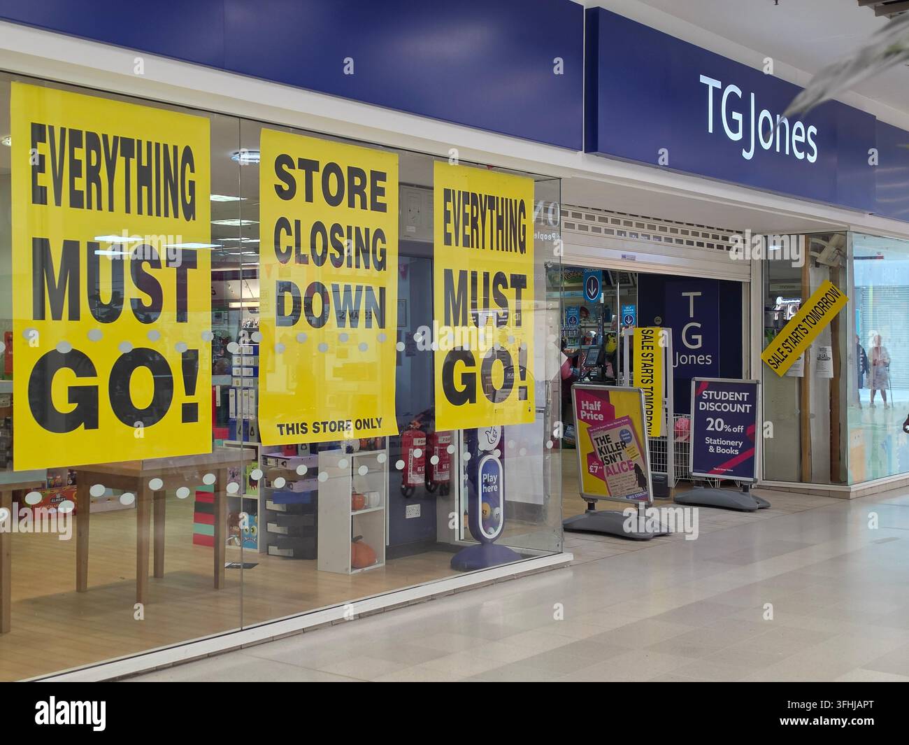 Redditch, UK. Primo piano della facciata del negozio TG Jones con evidenti cartelli di liquidazione "tutto deve andare" prima della chiusura imminente della filiale nel 2027. Foto Stock