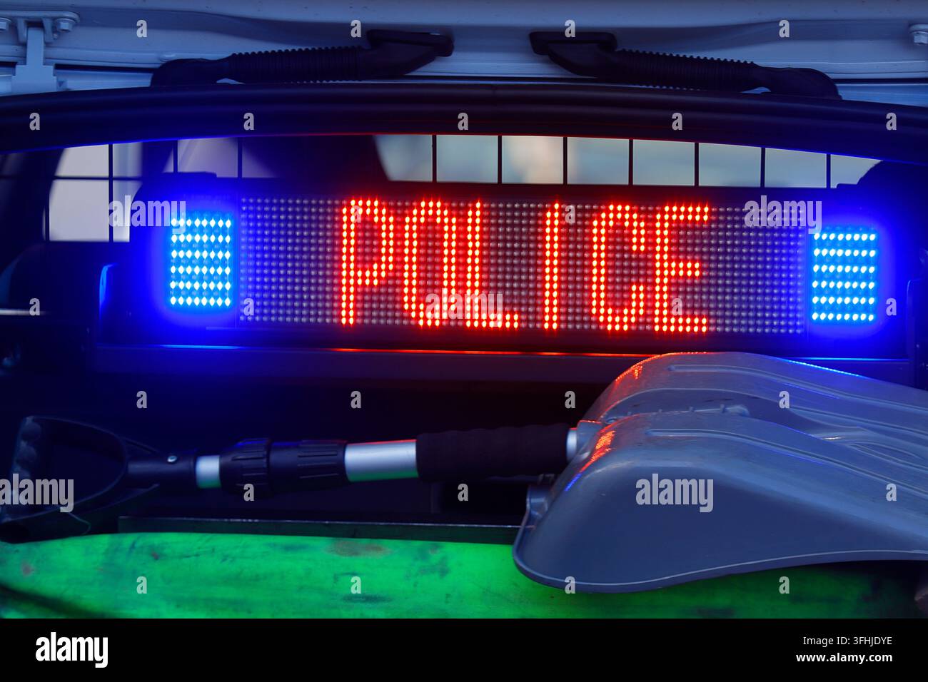 Uno schermo di dispositivo a matrice utilizzato dai servizi di emergenza come la polizia Foto Stock